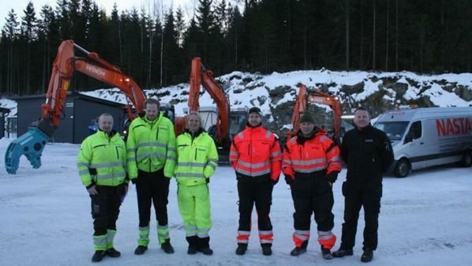 Tre maskinførere fra Glør IKS (t.v.) og tre i Nastas serviceteam ved overleveringen av de tre spesialbygde beltegraverne.