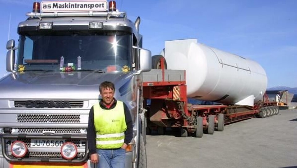 Ole Kristian Ruud, as Maskintransport, og hans Scania T144/530 hk venter på politiekskorte for å transportere et møllehus (maskinhus) den 20 km lange strekningen fra havna og frem til vindparken. Det 87 tonn tunge maskinhuset ligger stødig på en 8-akslet Nicolas modultrailer med sving/brems/løft på alle hjul som styres automatisk fra svingskiven.