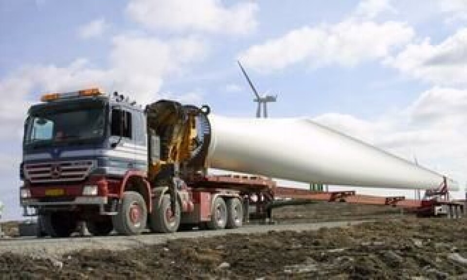Et 40 meter langt rotorblad transporteres sakte og trygt på vindparkens supre anleggsveier.