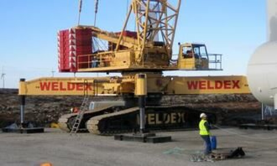 De tunge løftene blir utført av beltekranen Liebherr IR1400/W2 på 405 tonn.