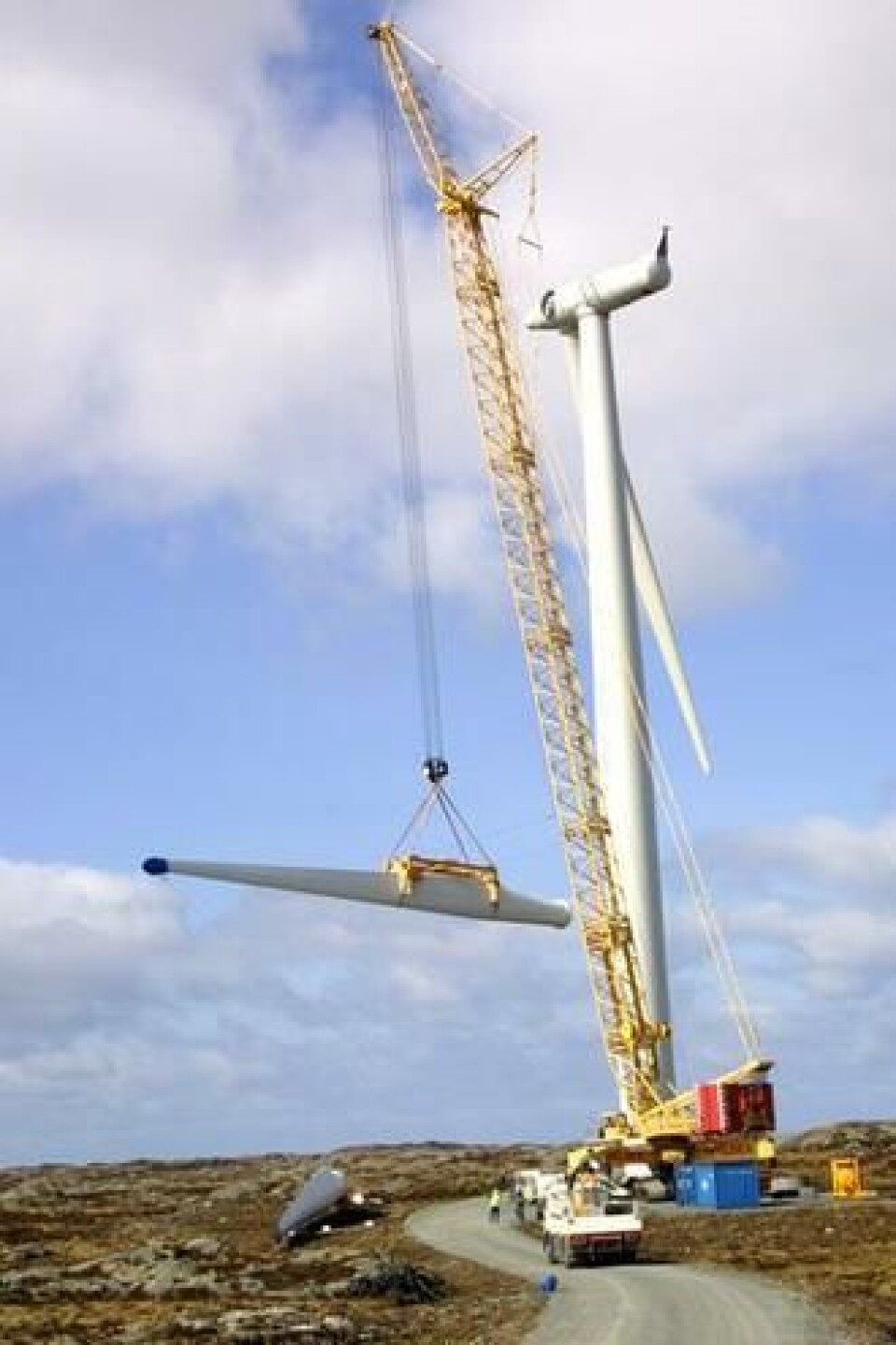 Rotorbladet på 9,3 tonn bringes til værs av den store Liebherr-kranen.