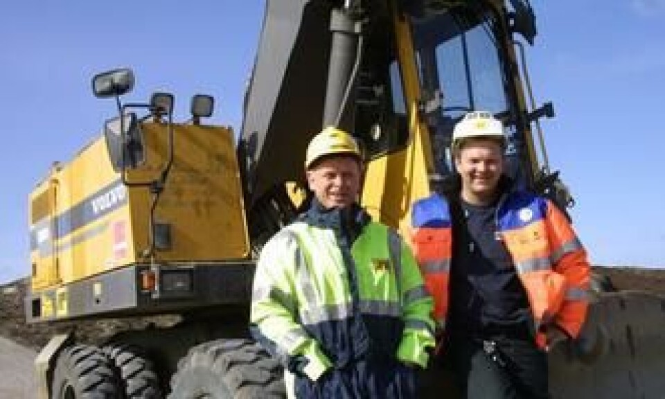 De fleste anleggsmaskinene har for lengst forlatt Smøla, men Bjørnar Vatn (Vatn Maskinstasjon AS) og hans Volvo EW200 er fortsatt i sving med litt finpussing, her sammen med fungerende anleggsleder Torstein Ottem, AF Decom AS.