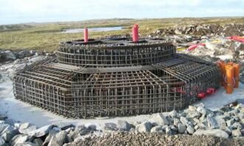 Det er gått med atskillige meter med armeringsjern i de 48 møllefundamentene. Diameteren på møllefundamentene er 7,5 m, det er 1,6 m høyt og forankret med spennstag dypt ned i fjellet.