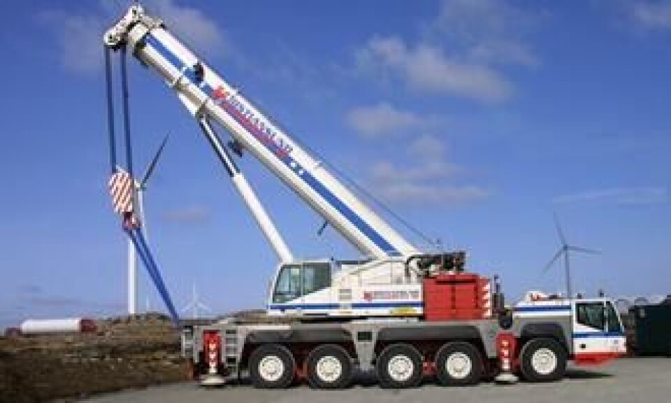 En Terex Demag AC200-1 på 200 tonn fra Kristiansund Kranservice AS er leid inn for de «lettere» løftene.