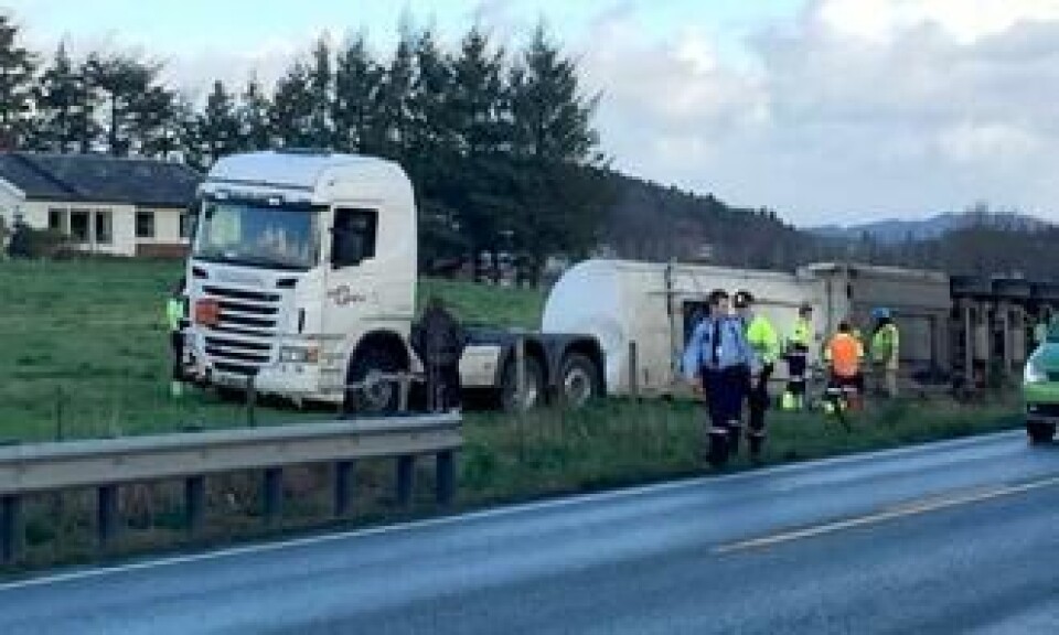 Tralle med drivstoff veltet