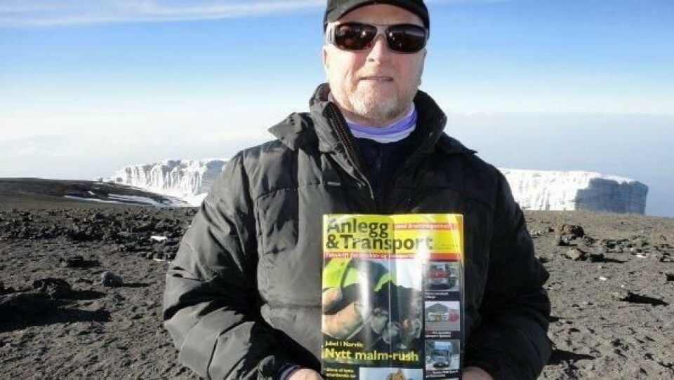 Kjell Lintho tok med seg Anlegg&Transports første utgave i 2013 til topps på Kilimanjaro. Greit å ha godt lesestoff på tur.