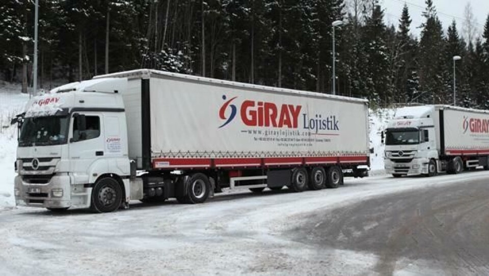 To slike biler ble stoppet på Svinesund fredag 24. januar uten gyldig CEMT-tillatelse og kjettinger. Bilene på bildet ble stoppet tidligere i januar på Taraldrud kontrollstasjon på E6 sør for Oslo.