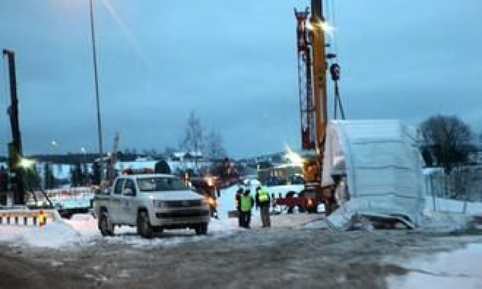 Denne tyrkiske semitraileren ble losset ved nye riksvei 22 på ettermiddagen mandag 27. januar. Byggherre på prosjektet er Statens vegvesen.