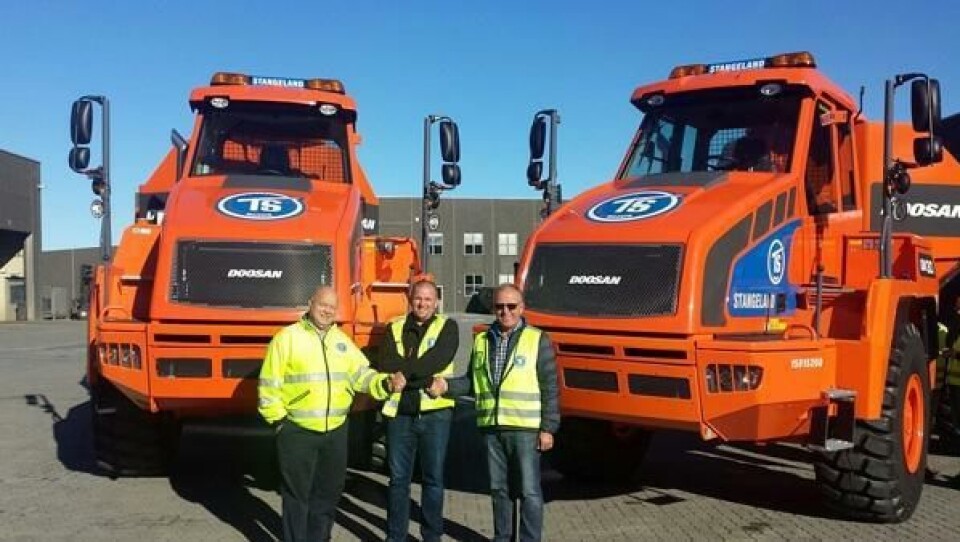 Eldar Undheim fra Rosendal Maskin gratulerer Karsten Gryte og Olav Stangeland med kjøp av 2 nye Doosan DA 30