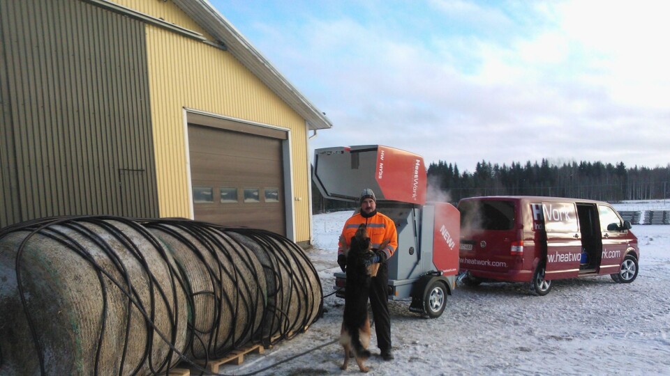 Denne bonden tiner opp kyrnes livsnødvendige føde med miniheateren HW MY35.