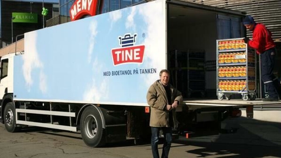 Bjørn Malm, ansvarlig for samfunnsansvar i TINE, foran en av de fire nye bioetanol-bilene meieriaktøren setter inn i Oslo og Bergen.