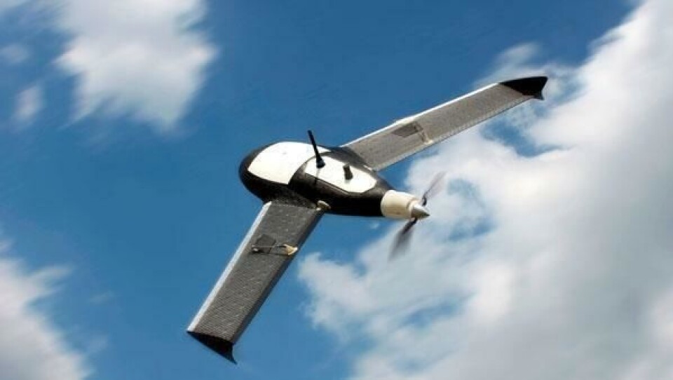 Gatewing X100 UAS (ubemannet) er en liten drone på 2 kg som kan benyttes til kartlegging og overflatemåling. Det vesle miniflyet med vingespenn på 1 m har innebygd GNSS, datamaskin, kamera og en liten elektromotor – og ”fullstappes” med oppdragsdata før det skal ta av.