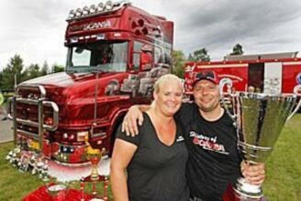 Martin Larsen feiret seieren med en uidentifisert blondine.