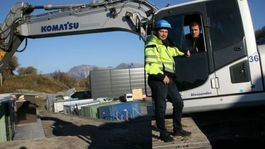 Prosjektleder Marius Lindgaard og maskinfører Alexander Eriksen i Lofoten-entreprenøren Magnussen & Sønn AS har stått for grunn- og betongarbeidene på AquaGens nyanlegg i Steigen. Prosjektleder Marius Lindgaard og maskinfører Alexander Eriksen i Lofoten-entreprenøren Magnussen & Sønn AS har stått for grunn- og betongarbeidene på AquaGens nyanlegg i Steigen.