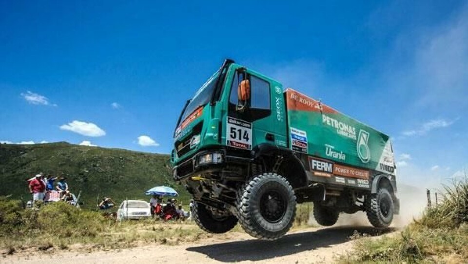 Nederlandske René Kuipers i en Iveco Trakker Evolution 3 (Team de Rooy) i et luftig øyeblikk i Sør-Amerika. Han er sammenlagt på niende etter ellevte etappe av Dakar 2013.