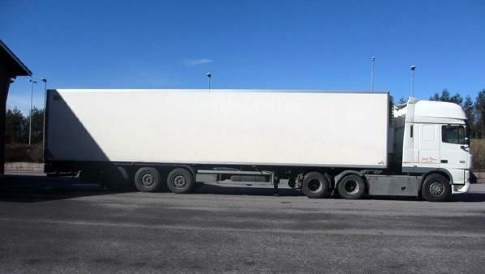 Tatt for fjerde gang med brudd på kabotasjereglene. Sjåføren av denne trekkbilen fra Tornado Transport AB hadde også kjørt 12 døgn uten ukehvil.