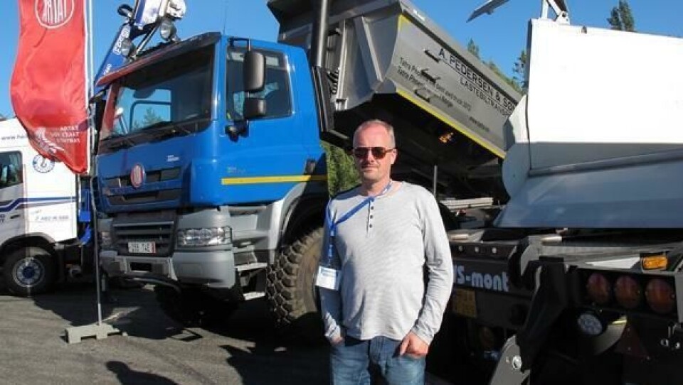 Jarl-Tore Johansen foran en kundesolgt Tatra Phoenix, og vi skimter også bakparten på en tippsemitrailer fra slovakiske VS-mont.