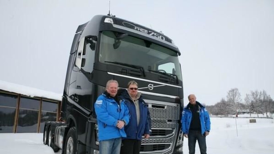 Hans-Ivar Olsen, Jan Ove Sæther og Rune Rambraut fra Wist Last & Buss forvisset besøkende på Røros-standen at nye Volvo FH tåler kalde klima.
