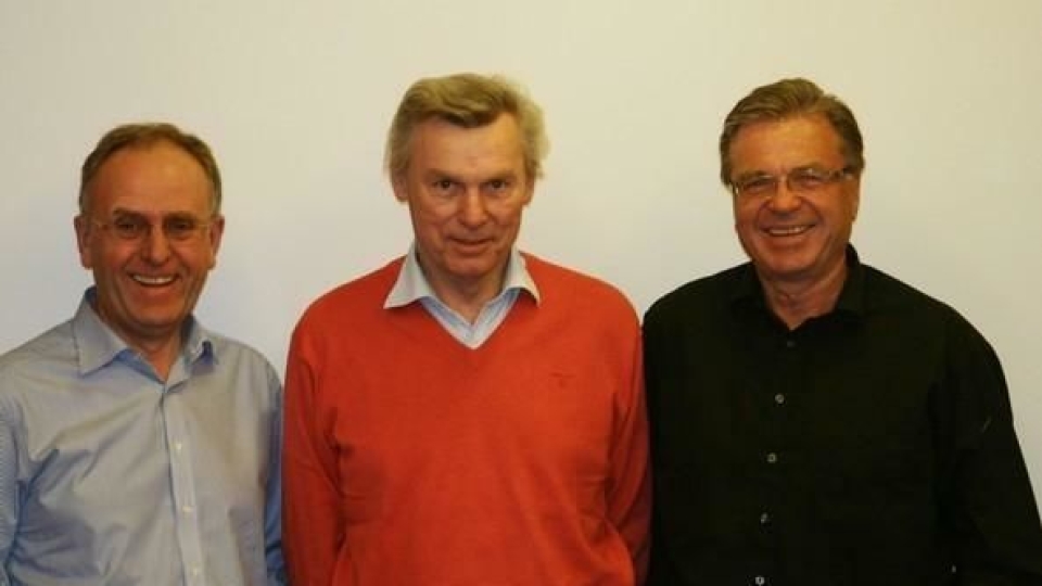 Avtalen er undertegnet. Fra v. Olav Stangeland, Tom Ola Bull og Harald Kynningsrud.