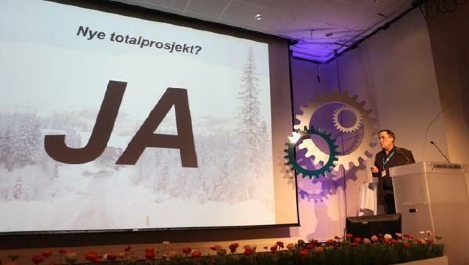 Daglig leder Øystein Syltern i Johs. J. Syltern AS fortalte om sine erfaringer med totalentreprise i veibygging til forsamlingen på Anleggsdagene 2014 på Gardermoen.