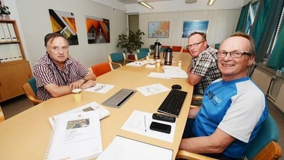 Prosjektleder for Fylkesvei17-prosjektet i Statens vegvesen, Dieter Manka (t.h.), byggeleder Idar Buknotten og daglig leder i Johs. J. Syltern, Øystein Syltern.