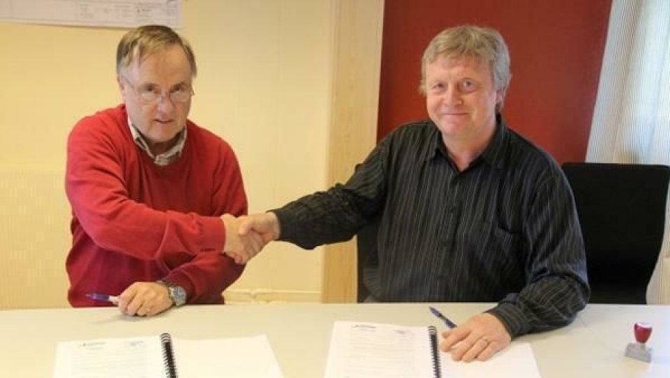 Øystein Syltern (t.v.), daglig leder i Johs. J. Syltern AS, og Svein Soknes, prosjektleder i Statens vegvesen signerer kontrakten om bygging av delparsell to i prosjektet E39 Harangen-Høgkjølen.