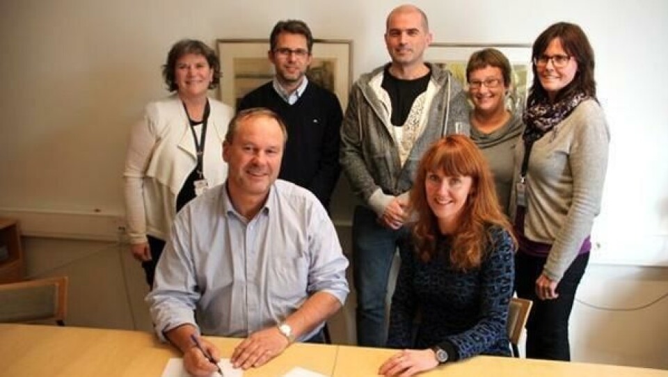Statens vegvesen og Sweco signerer kontrakten. Foran fra venstre: Prosjektleder Lars Bjørgård i Statens og prosjektdirektør Hanna Rachel Broch i Sweco. Bak fra venstre: Ass. prosjektleder Vigdis Espnes Landheim og planprosjektleder John Haugen, begge Statens vegvesen. Oppdragsleder Jan Håvard Øverland, ass. oppdragsleder Gry Helle Prytz og Maria Forslund i Sweco Sverige, alle Sweco.