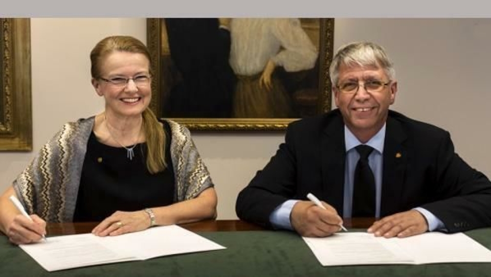 Avtalen mellom Chalmers og Statens vegvesen ble underskrevet tirsdag på Chalmersska huset i Göteborg, av vegdirektør Terje Moe Gustavsen och Chalmers-rektor Karin Markides.
