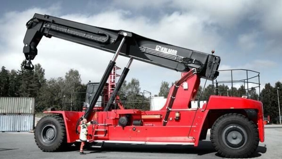 Super Gloria satte verdensrekord da reachstackeren løftet 120 tonn i Lidhult i Sverige. Maskinen er den største i Kalmars produktprogram.