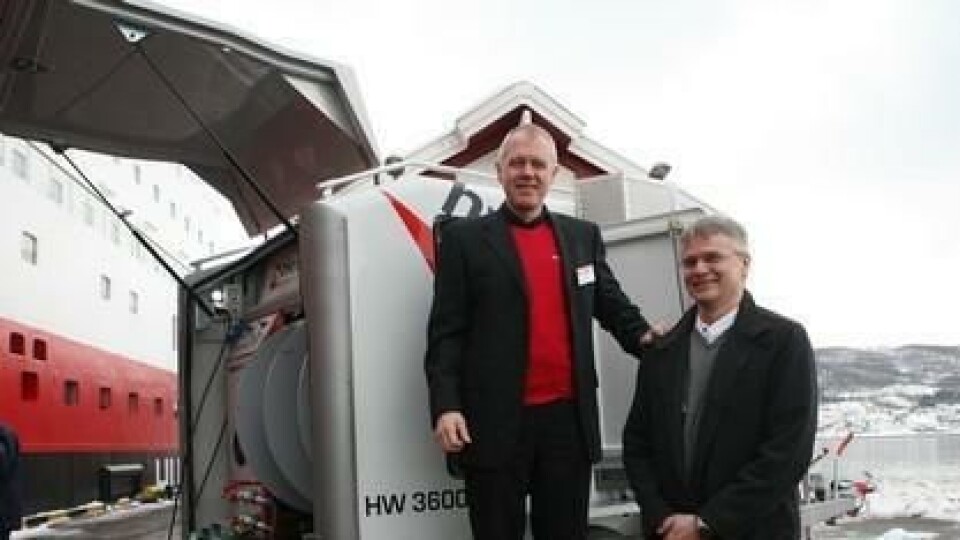 Daglig leder Børre Simonsen i HeatWork (t.v.) opplyser at den første maskinen går til Statkraft Varme i Trondheim. Prosjektleder Jon Anders Hagen har store forventninger til HW 3600 HydroHeater.