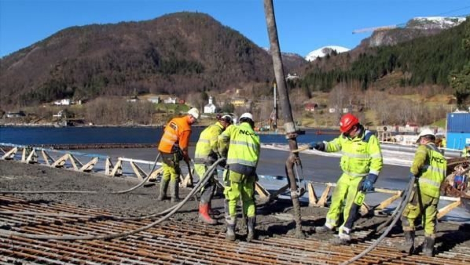 NCC i arbeid med å få betongen på plass.