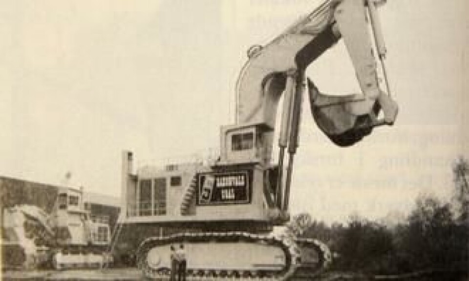 H485 som bakgraver, verdens største hydrauliske bakgraver. Denne maskinen går i en gruve i Australia.