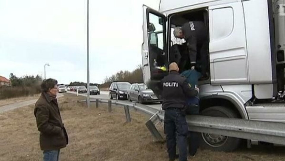 Å klatre ut av førerhuset for egen hjelp var for mye forlangt for sjåføren. Men politiet var behjelpelige.