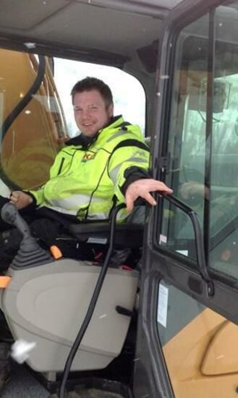Maskinfører Thomas Rostad styrer gravemaskinen kun med den venstre styrespaken.