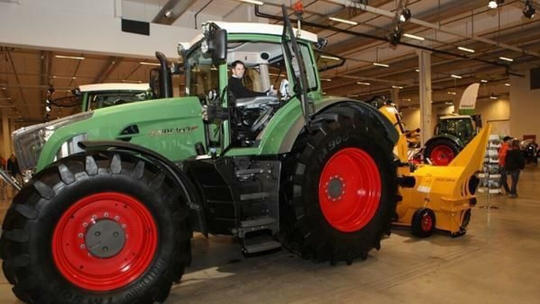 Produktsjef Fendt, Jørgen Skjelin, fra Eikmaskin AS har snudd inventaret i 939-en 180 grader, slik at han kan sitte rettvendt når traktoren «rygges». Produktsjef Fendt, Jørgen Skjelin, fra Eikmaskin AS har snudd inventaret i 939-en 180 grader, slik at han kan sitte rettvendt når traktoren «rygges».