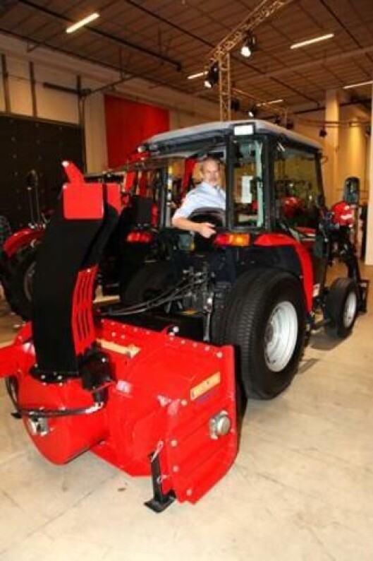 Produktsjef Ole Jakob Rustad i en av de mindre traktorene på utstillingen, en Massey Ferguson 1540. Traktoren, utstyrt med en Westbjørn 3118 ET, er godt verktøy når det skal ryddes snø på trange plasser. Produktsjef Ole Jakob Rustad i en av de mindre traktorene på utstillingen, en Massey Ferguson 1540. Traktoren, utstyrt med en Westbjørn 3118 ET, er godt verktøy når det skal ryddes snø på trange plasser.