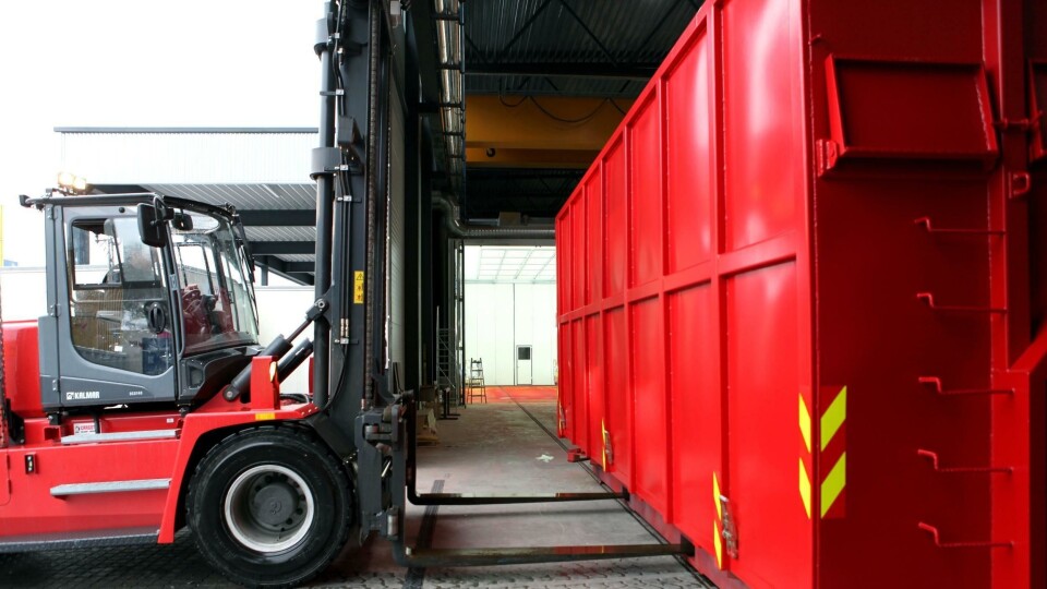En nylakkert container løftes ut av det nye verkstedet som skal være motoren i BNS vekstambisjoner.
