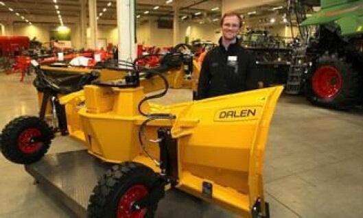 Markedskoordinator Daniel Øpstad fra Lid Jarnindustri AS var på utstillingen for å vise frem Dalen-produkter. Dalen 2022 har hydraulisk skjærvending, og kan også fås med hydraulisk høydejustering av støttehjul. Hydraulikken er beskyttet med sjokkventiler. Markedskoordinator Daniel Øpstad fra Lid Jarnindustri AS var på utstillingen for å vise frem Dalen-produkter. Dalen 2022 har hydraulisk skjærvending, og kan også fås med hydraulisk høydejustering av støttehjul. Hydraulikken er beskyttet med sjokkventiler.