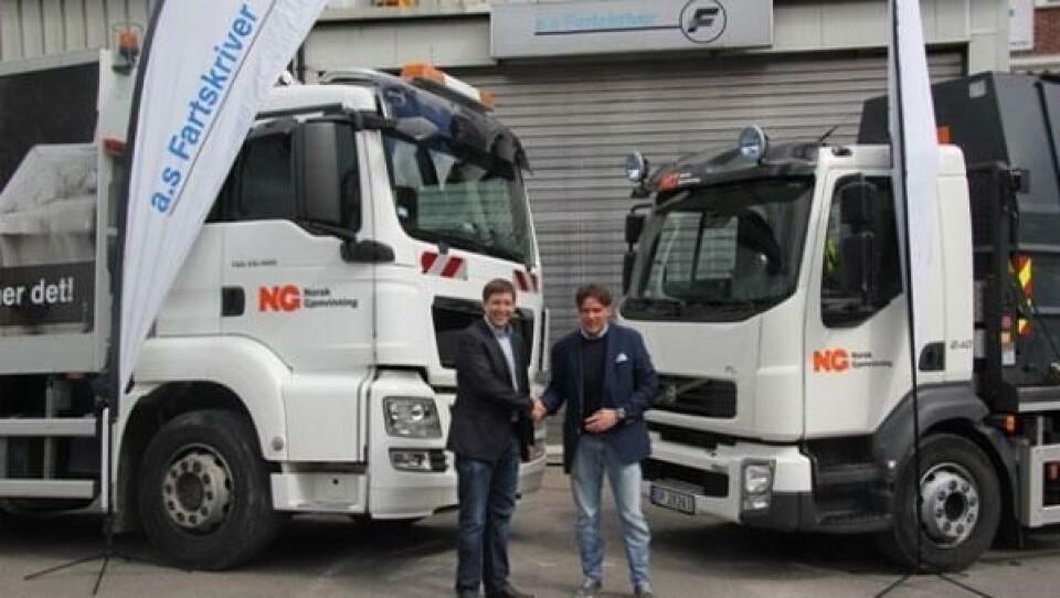 Norsk Gjenvinning har inngått en storavtale med Fartskriver om løsning for automatisk håndtering og analyse av kjøre- og hviletidsdata. På bildet ser vi (f.v.) flåtesjef Andreas Meidel i Norsk Gjenvinning og Roger Sjøvik, salgssjef ved Fartsrivers Oslo-avdeling.