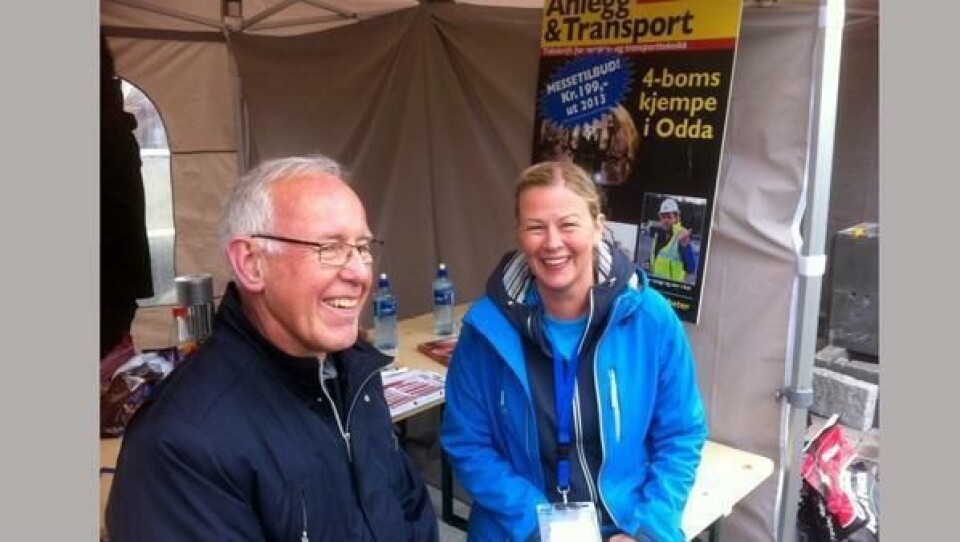 Tone Mack i MEF Region Nord og adm. direktør i MEF, Trond Johannesen, gjennomgår første dag av NNBA 2013 på Anlegg&Transports (AT.nos) stand på messeområdet.