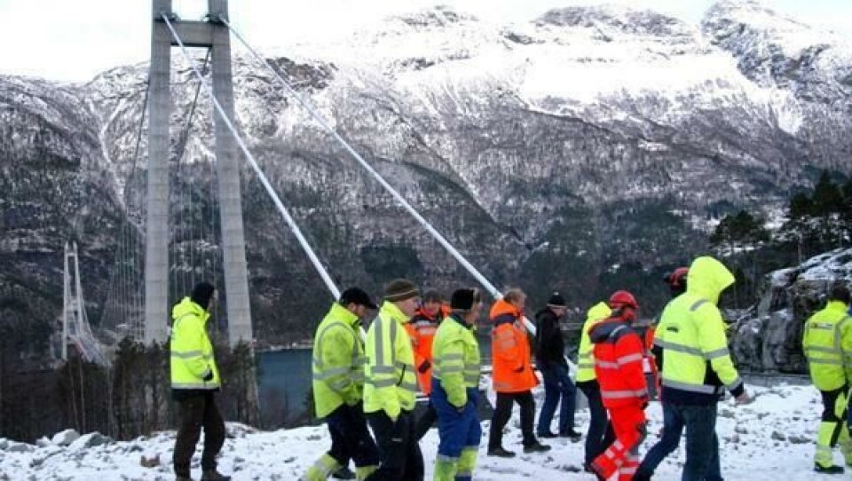Det har vært stor entreprenør-interesse for den største ryddejobben ved Hardangerbrua. Her fra tilbuds-befaringen.