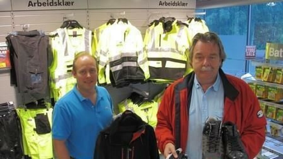Produkt kategorisjef Stian Poupa-Sundt (t. v.) og produktsjef Morten Stenseth med et lite utvalg hansker, sko, arbeidsbekledning og ikke minst synlighetstøy.