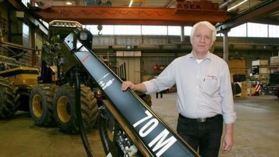 - Eco Log kan bli ”hur stora som helst”, sier Stig Linderholm, her ved hogstmaskinen 560D (18,6 tonn).