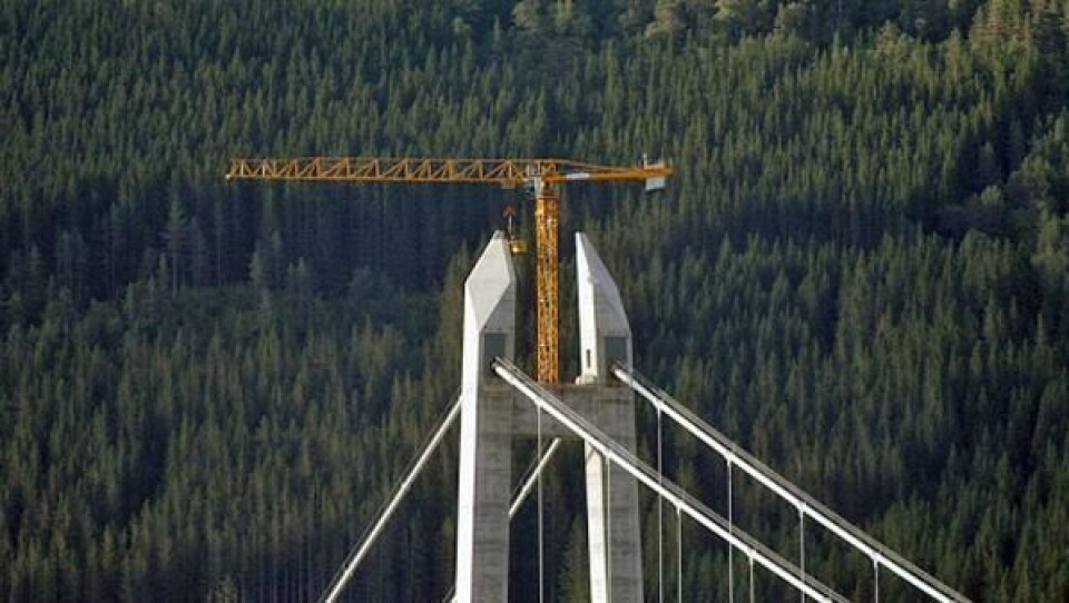 Det blir nattarbeid på tårntoppen til Hardangerbrua på Bu. Når arbeidet pågår må brua holdes periodevis stengt for trafikk.