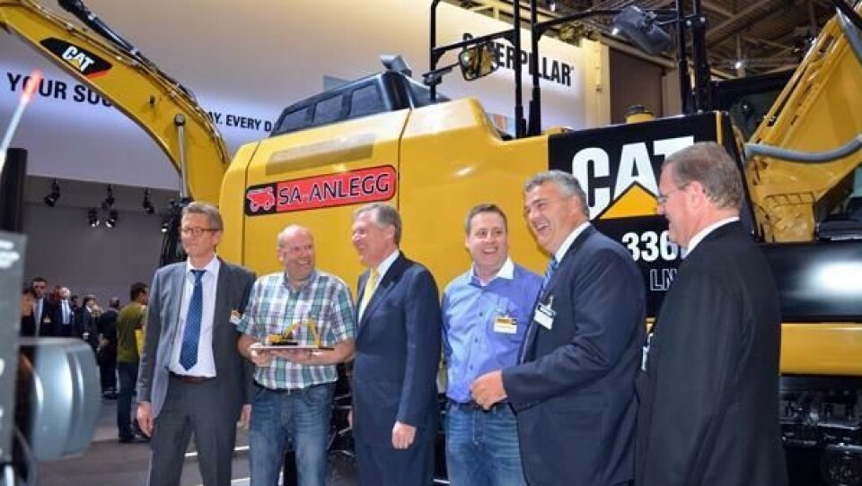 Bare smil å se under overleveringen: Fra venstre: Inge Stensland, adm. dir. i Pon Equipment, Sten Antonsen, eier av SA Anlegg, toppsjef i Ca,t Doug Oberhelman, Per Gunnar Hansen, Pons selger, Rob Charter, sjef for Cats gravedivisjon og Ken Grey, produktsjef for Cats store gravemaskiner.
