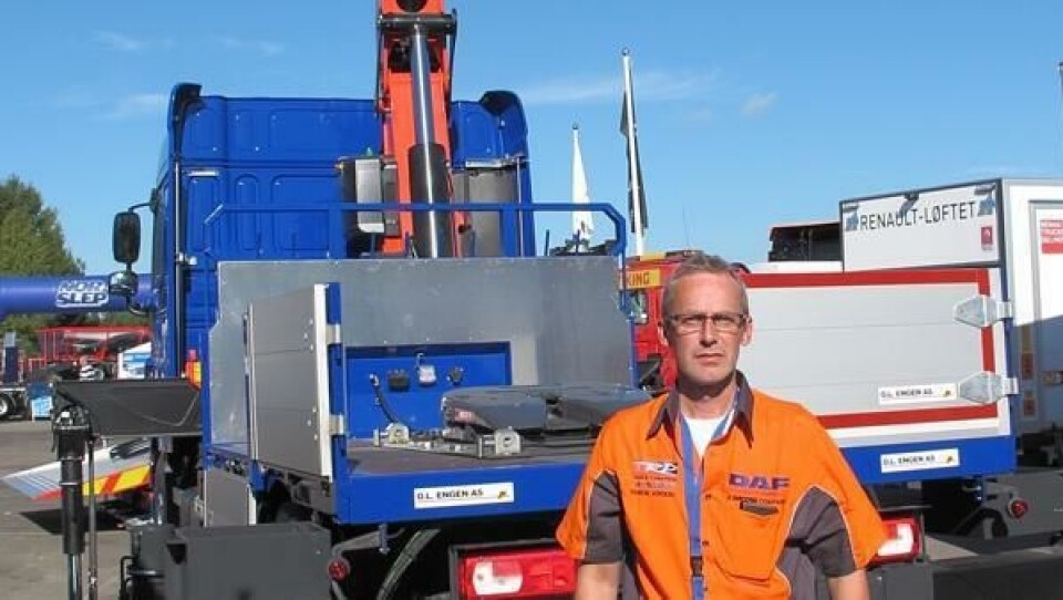 Salgskonsulent Rolf Ludvigsen bak DAF’en som er utstyrt både for å transportere takstoler og utføre rene kranoppdrag.