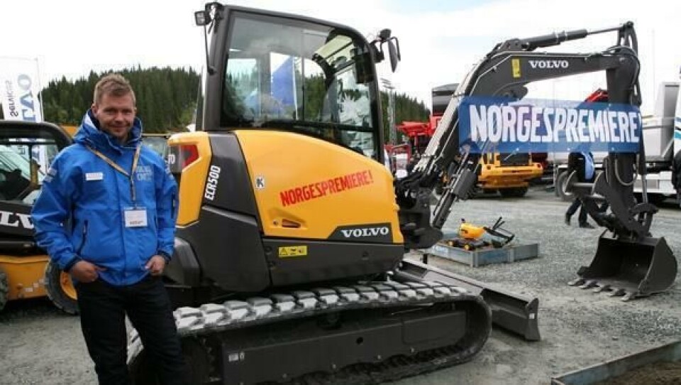 Volvo Maskins messegeneral i Granåsen, distriktssjef (Trøndelag) Torgeir Ø. Glørstad viser nye ECR50D.