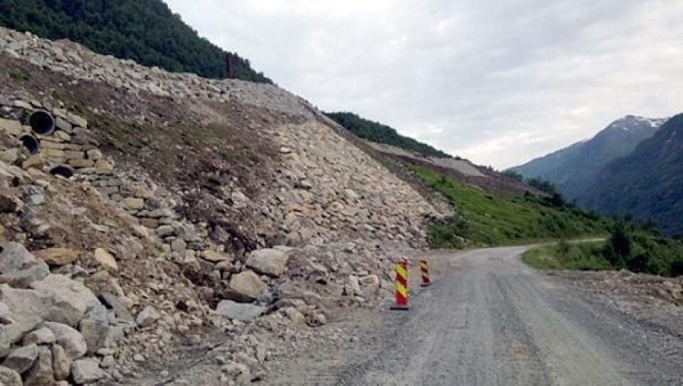 Rasvollen i Buskreda på fylkesvei 337 har snart nådd maksimal høyde. Den må vere høy for å hindre de store snømassane å nå ned til veien.
