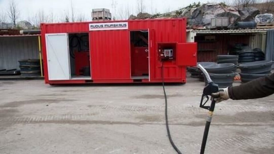 Dieseltankene står inne i denne containeren, og man får pumpepistol med slange i ulike lengder koblet til.
