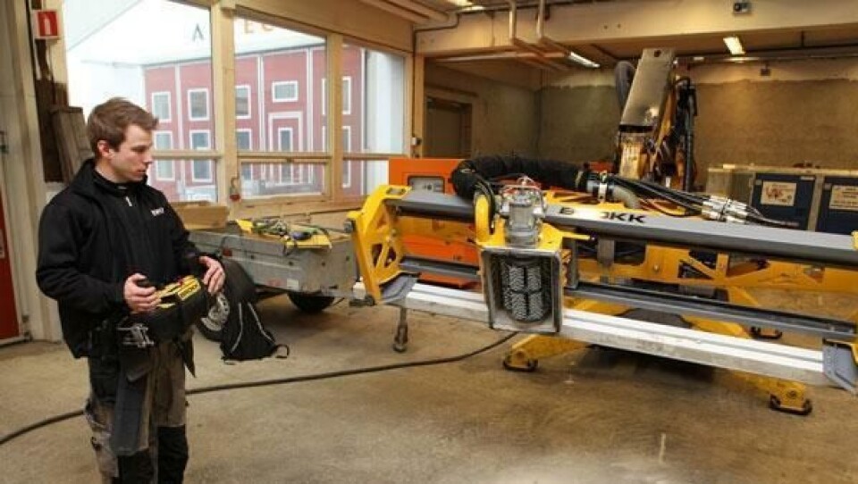 Konstruktør og operatør Mikeal Hogby er hentet fra fabrikken for å prøvekjøre den første maskinen.
